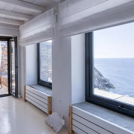 Waterfront With A Swimming Pool, Sea View And Direct Access To The Sea Vila *